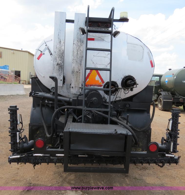 image for item B2388 1994 Ford F700 asphalt distributor truck