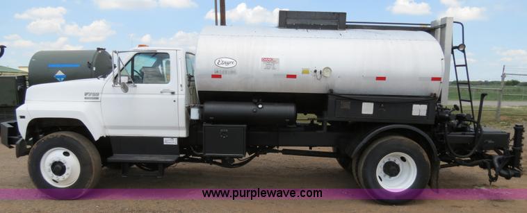 image for item B2388 1994 Ford F700 asphalt distributor truck