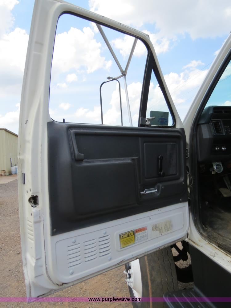 image for item B2388 1994 Ford F700 asphalt distributor truck