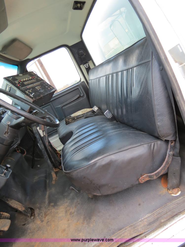 image for item B2388 1994 Ford F700 asphalt distributor truck