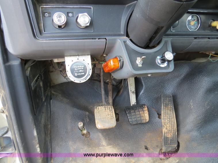 image for item B2388 1994 Ford F700 asphalt distributor truck