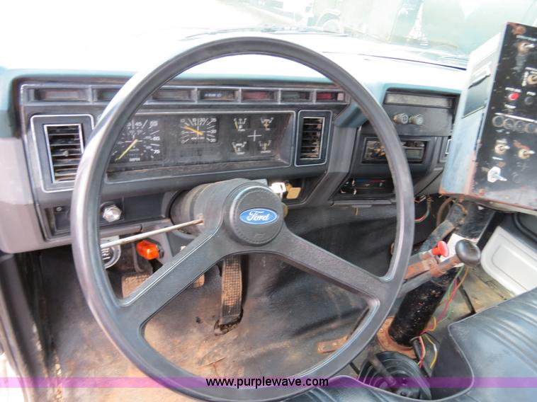 image for item B2388 1994 Ford F700 asphalt distributor truck