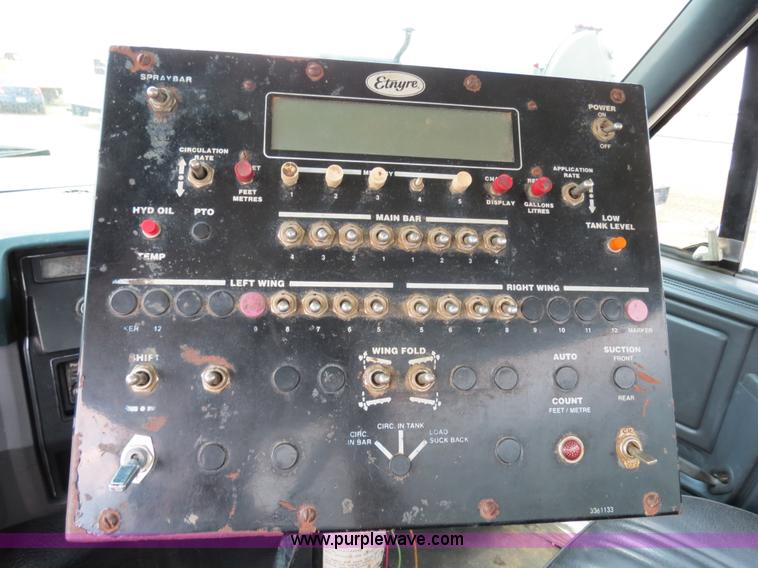 image for item B2388 1994 Ford F700 asphalt distributor truck