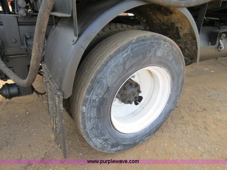 image for item B2388 1994 Ford F700 asphalt distributor truck