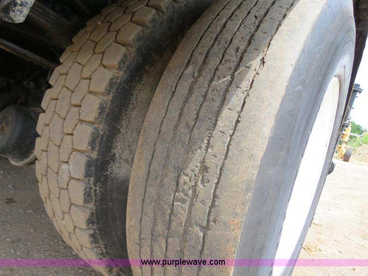 image for item B2388 1994 Ford F700 asphalt distributor truck