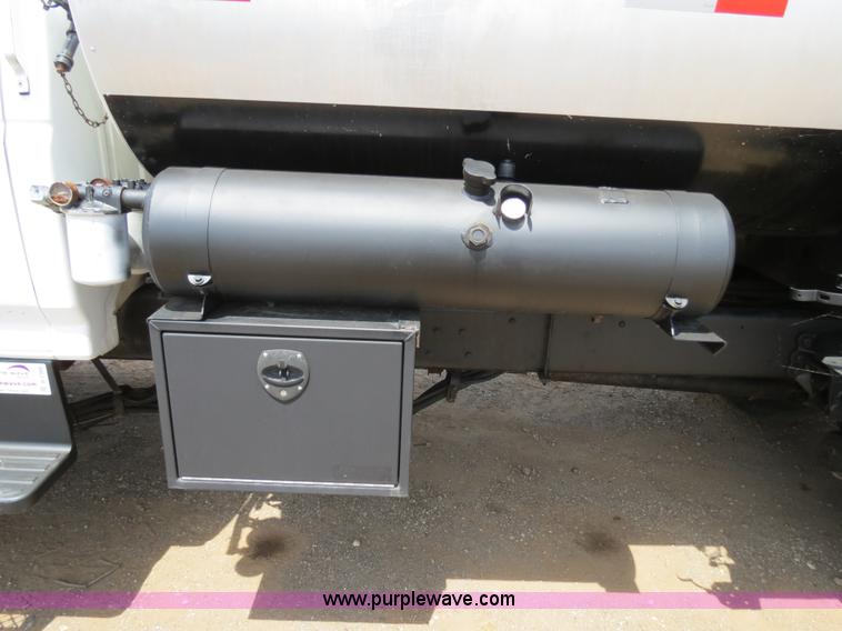 image for item B2388 1994 Ford F700 asphalt distributor truck