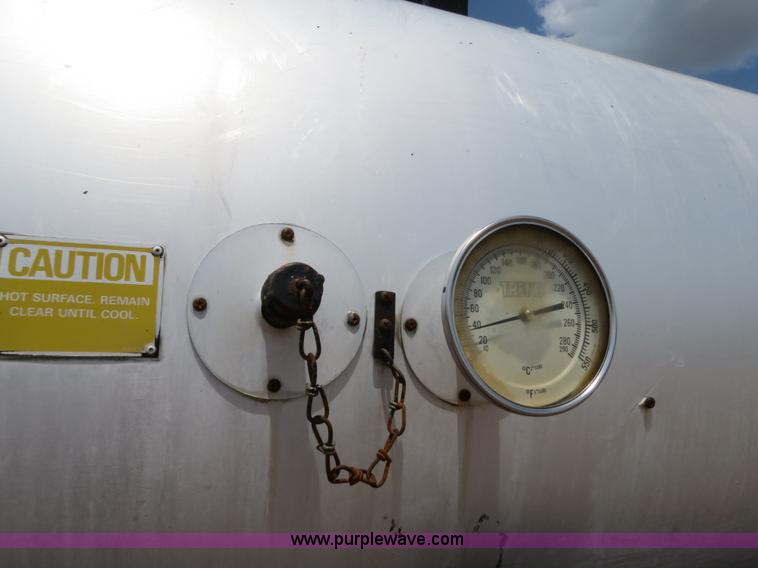 image for item B2388 1994 Ford F700 asphalt distributor truck