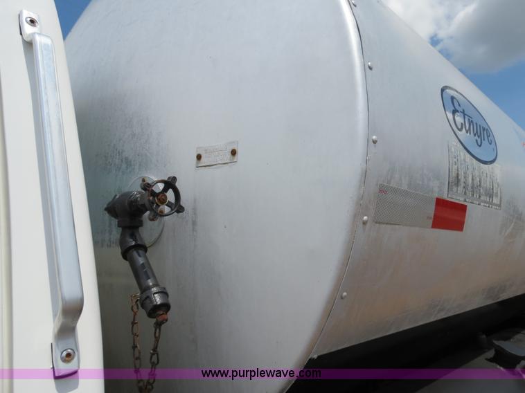 image for item B2388 1994 Ford F700 asphalt distributor truck