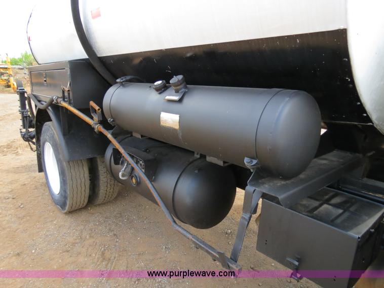 image for item B2388 1994 Ford F700 asphalt distributor truck