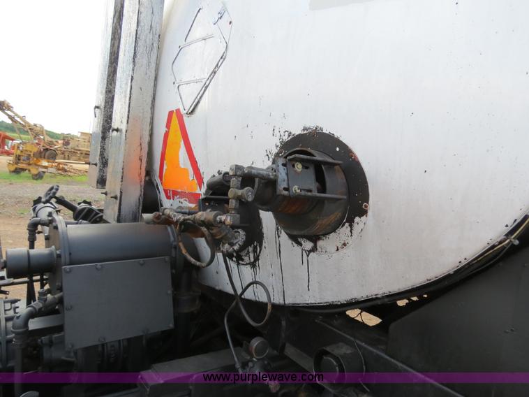 image for item B2388 1994 Ford F700 asphalt distributor truck