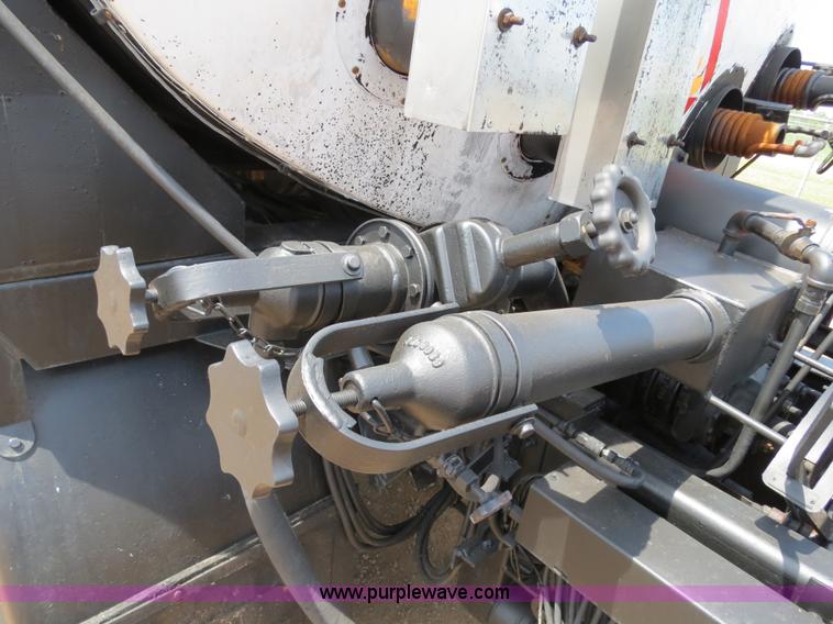 image for item B2388 1994 Ford F700 asphalt distributor truck