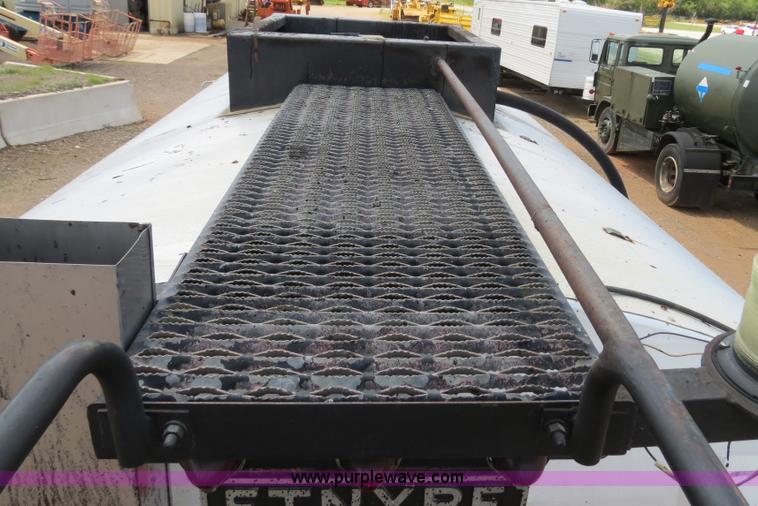 image for item B2388 1994 Ford F700 asphalt distributor truck