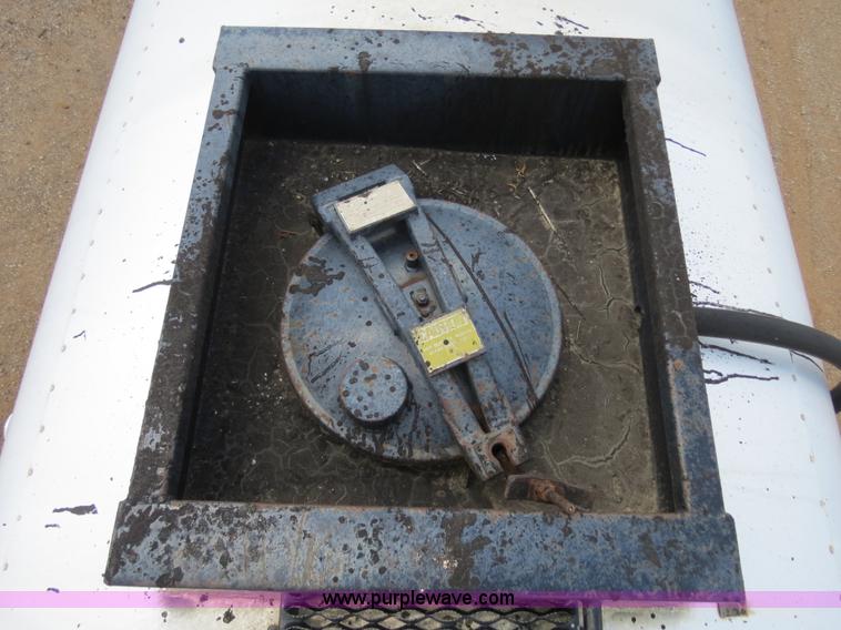 image for item B2388 1994 Ford F700 asphalt distributor truck