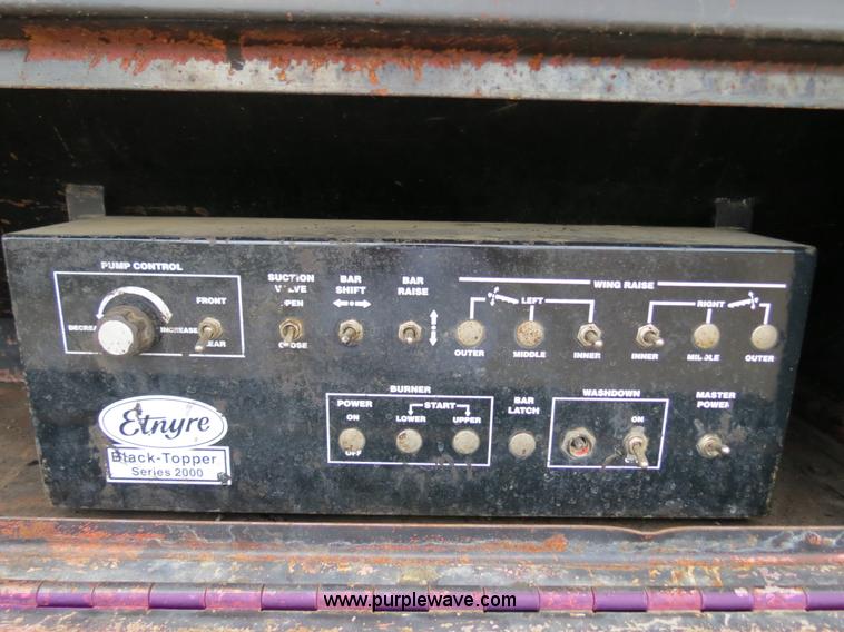 image for item B2388 1994 Ford F700 asphalt distributor truck