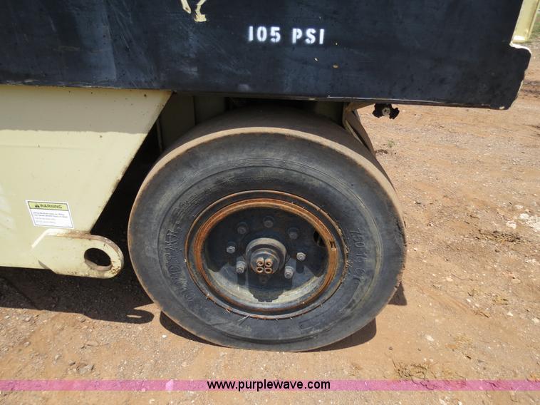 image for item B2389 2006 Ingersoll Rand PT-125R pneumatic roller