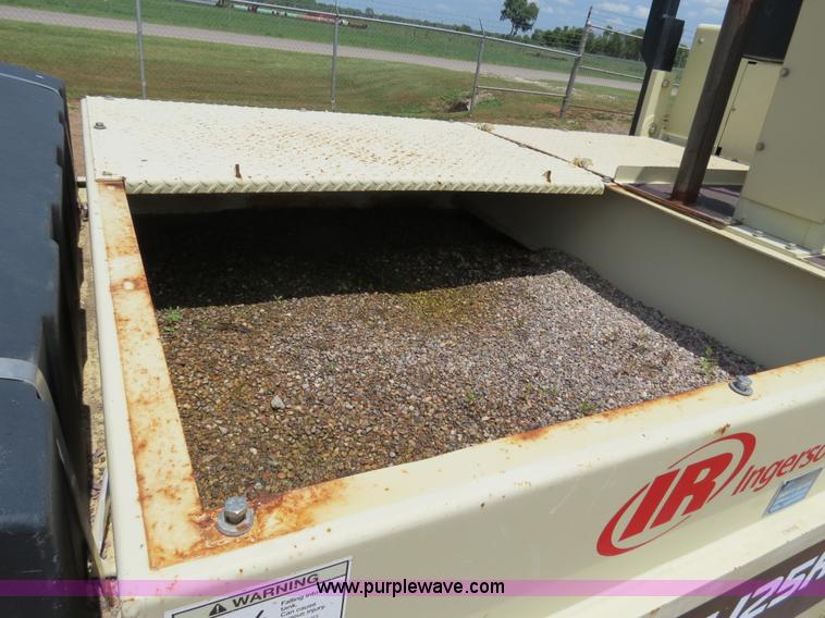 image for item B2389 2006 Ingersoll Rand PT-125R pneumatic roller