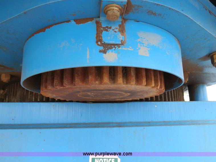 image for item B2408 1999 Genie S85 boom lift