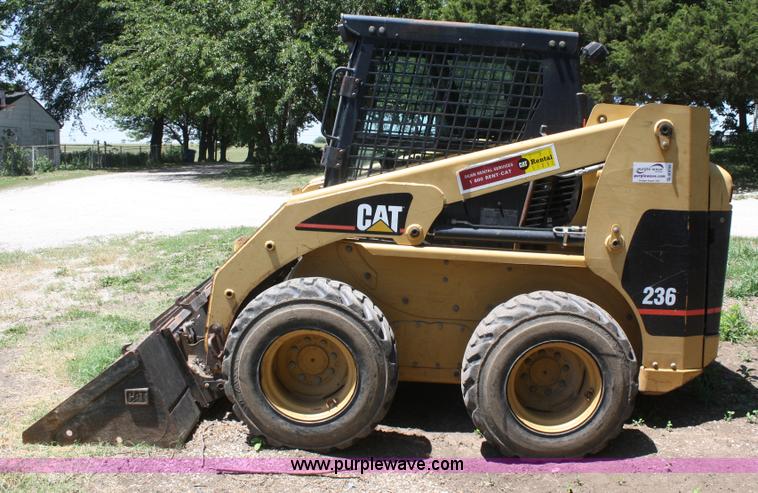 image for item B6744 2001 Caterpillar 236 skid steer
