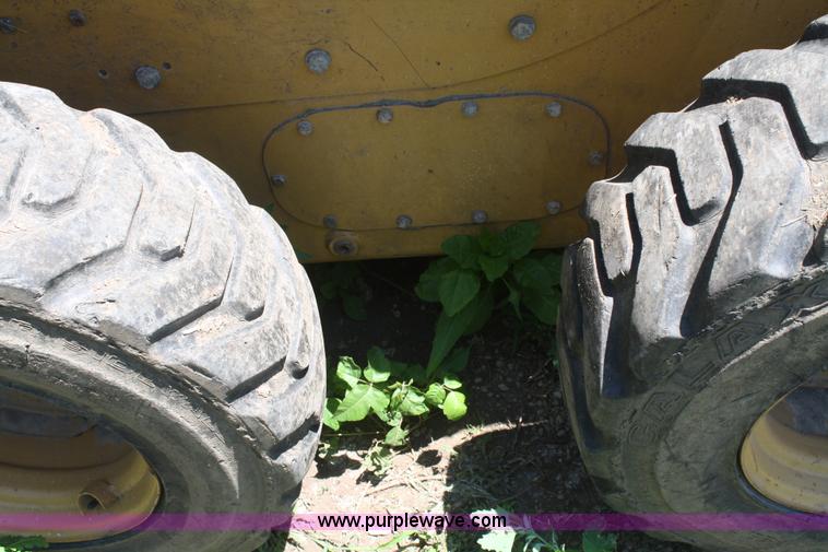 image for item B6744 2001 Caterpillar 236 skid steer