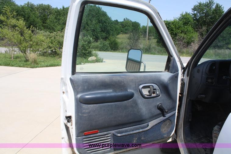image for item B6756 2000 Chevrolet 3500 service pickup truck
