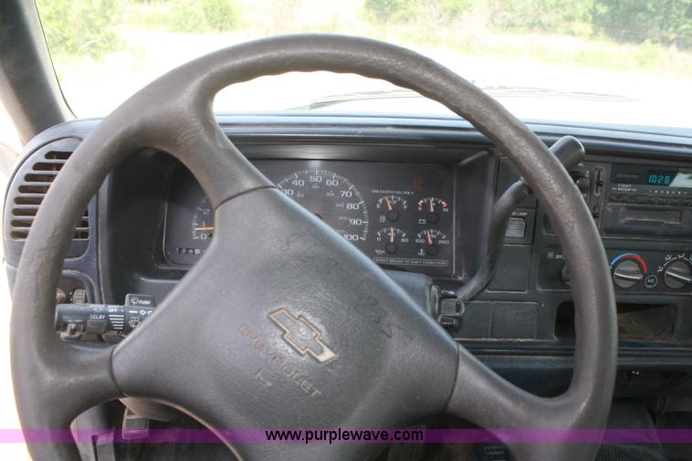 image for item B6756 2000 Chevrolet 3500 service pickup truck