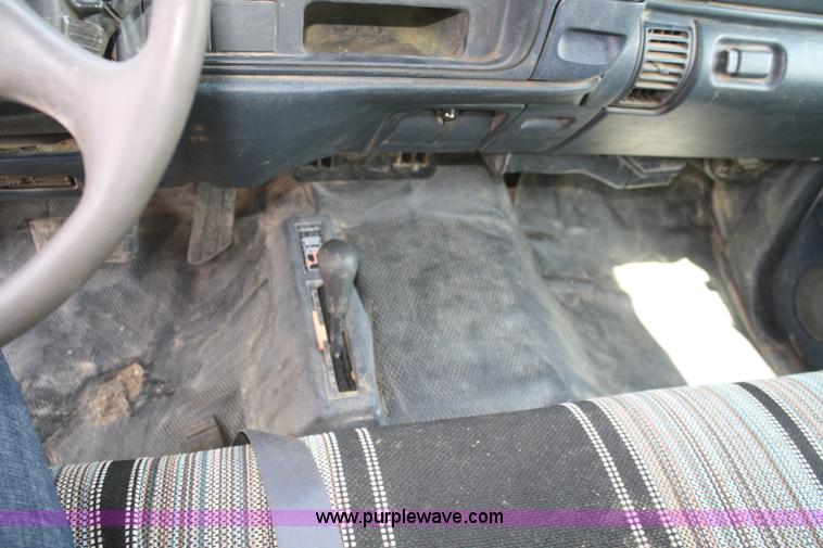 image for item B6756 2000 Chevrolet 3500 service pickup truck