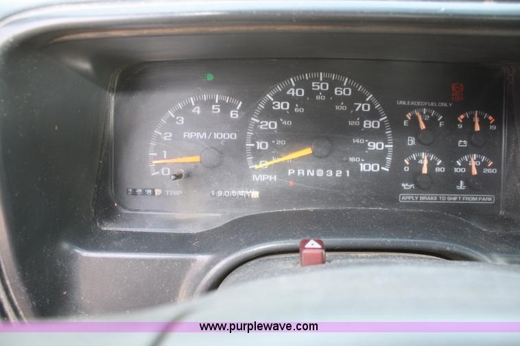 image for item B6756 2000 Chevrolet 3500 service pickup truck