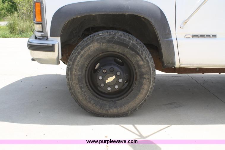 image for item B6756 2000 Chevrolet 3500 service pickup truck