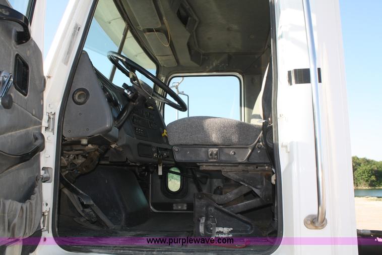 image for item B6760 2000 Western Star 4864FX concrete mixer truck