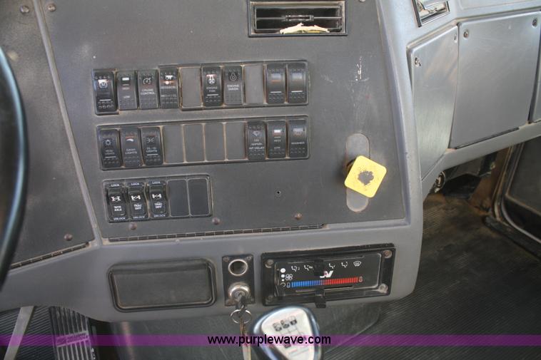 image for item B6760 2000 Western Star 4864FX concrete mixer truck