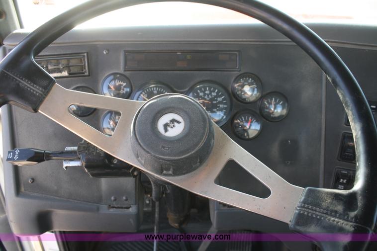 image for item B6760 2000 Western Star 4864FX concrete mixer truck