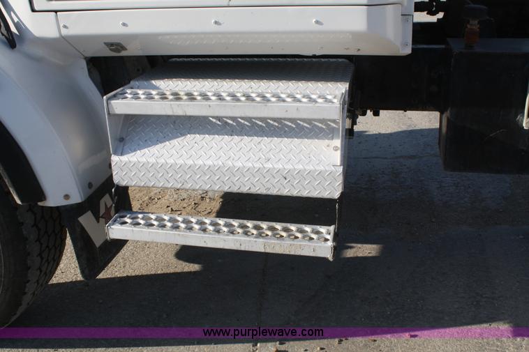 image for item B6760 2000 Western Star 4864FX concrete mixer truck