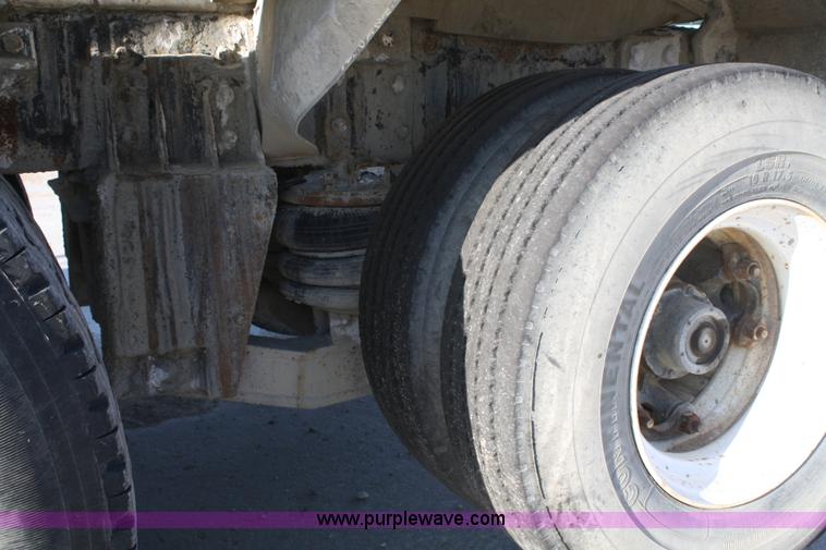 image for item B6760 2000 Western Star 4864FX concrete mixer truck