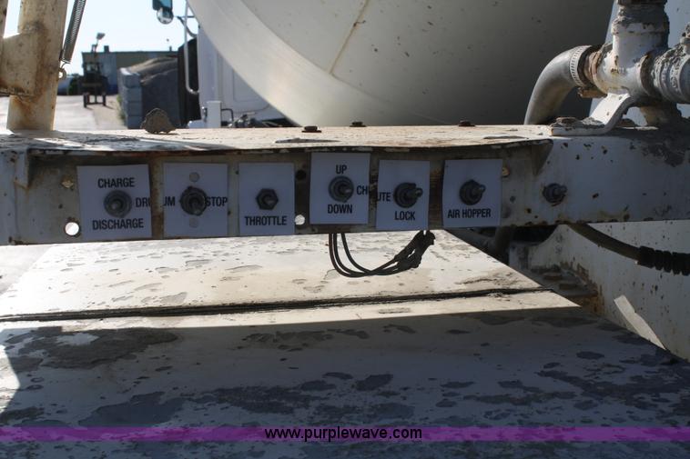 image for item B6760 2000 Western Star 4864FX concrete mixer truck