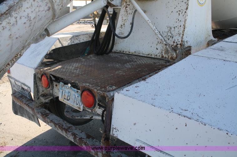 image for item B6760 2000 Western Star 4864FX concrete mixer truck