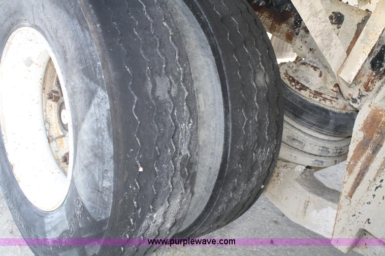 image for item B6760 2000 Western Star 4864FX concrete mixer truck