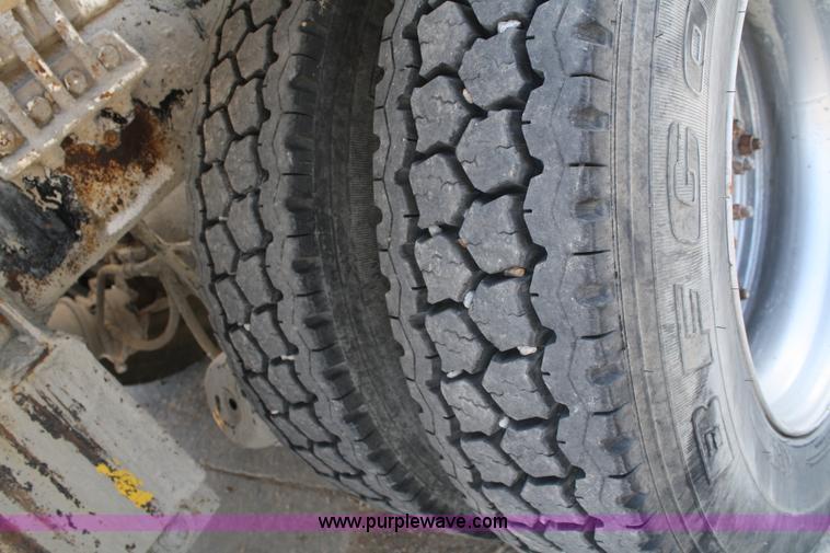 image for item B6760 2000 Western Star 4864FX concrete mixer truck