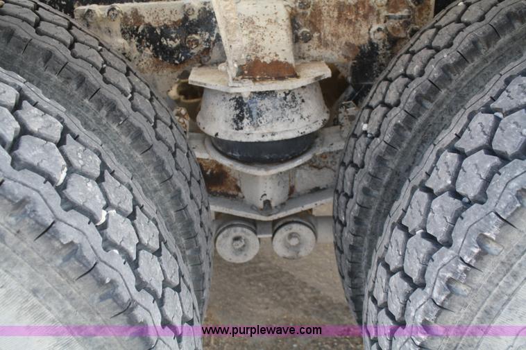 image for item B6760 2000 Western Star 4864FX concrete mixer truck