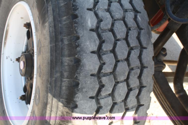 image for item B6760 2000 Western Star 4864FX concrete mixer truck