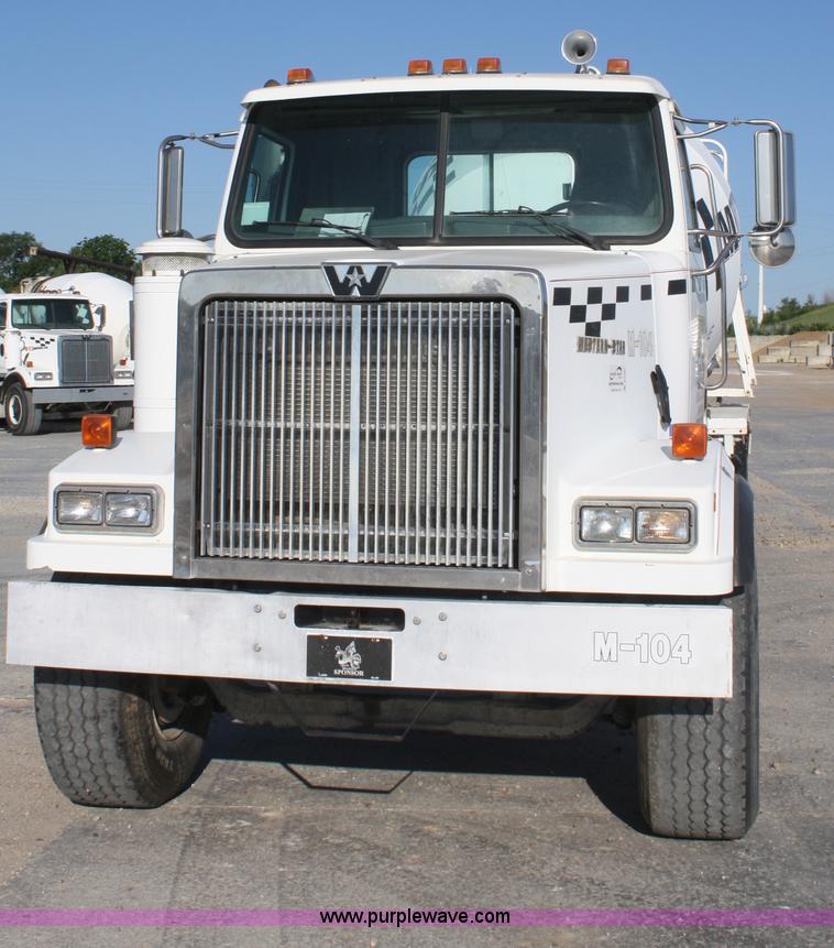 image for item B6761 2000 Western Star 4864FX concrete mixer truck