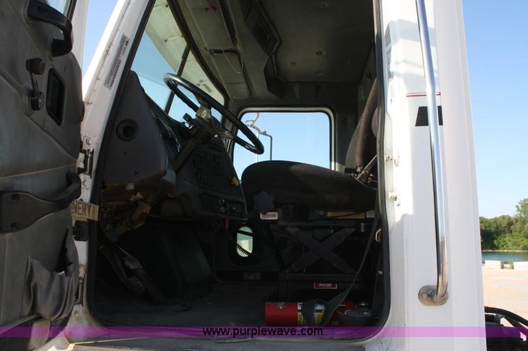 image for item B6761 2000 Western Star 4864FX concrete mixer truck