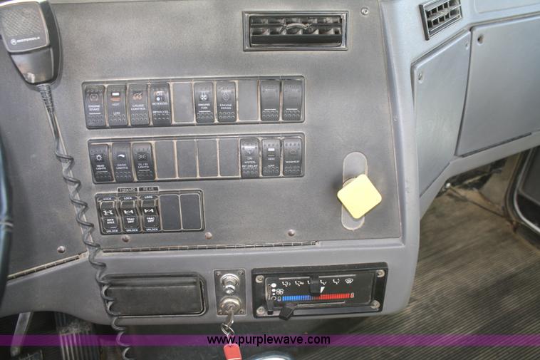 image for item B6761 2000 Western Star 4864FX concrete mixer truck