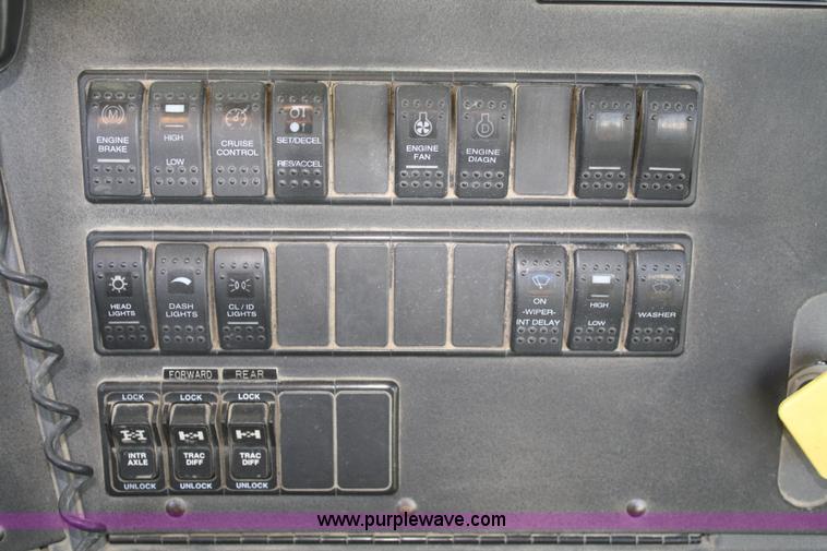 image for item B6761 2000 Western Star 4864FX concrete mixer truck