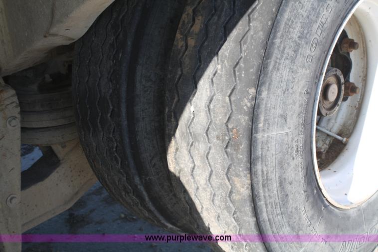 image for item B6761 2000 Western Star 4864FX concrete mixer truck