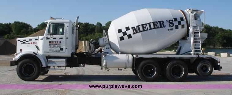 image for item B6762 2000 Western Star 4864FX concrete mixer truck