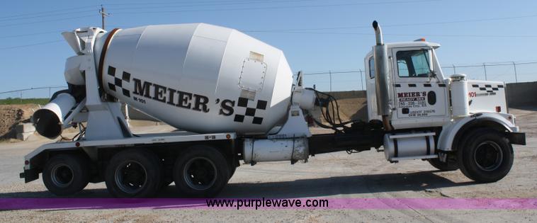 image for item B6762 2000 Western Star 4864FX concrete mixer truck