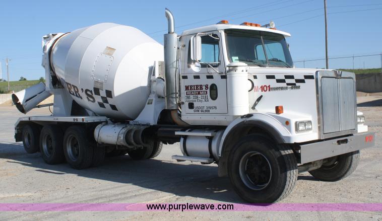 image for item B6762 2000 Western Star 4864FX concrete mixer truck