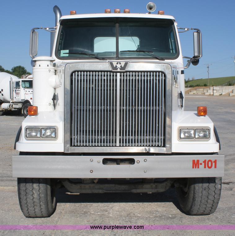 image for item B6762 2000 Western Star 4864FX concrete mixer truck