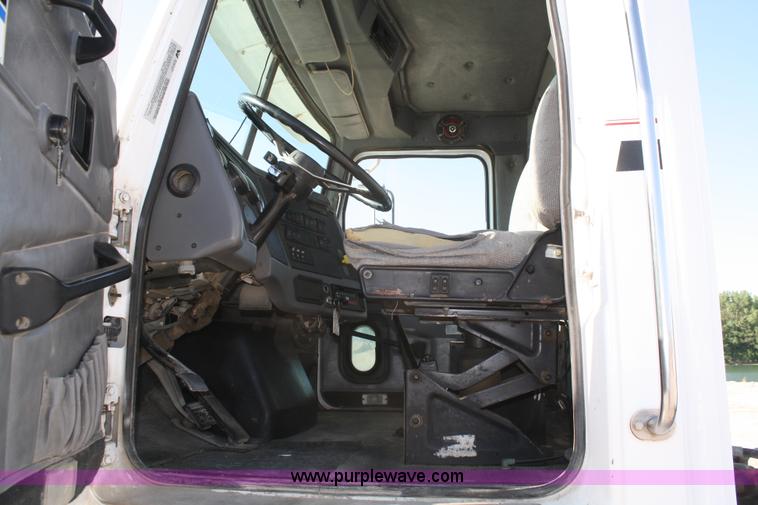 image for item B6762 2000 Western Star 4864FX concrete mixer truck