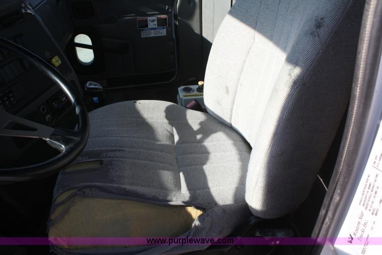 image for item B6762 2000 Western Star 4864FX concrete mixer truck